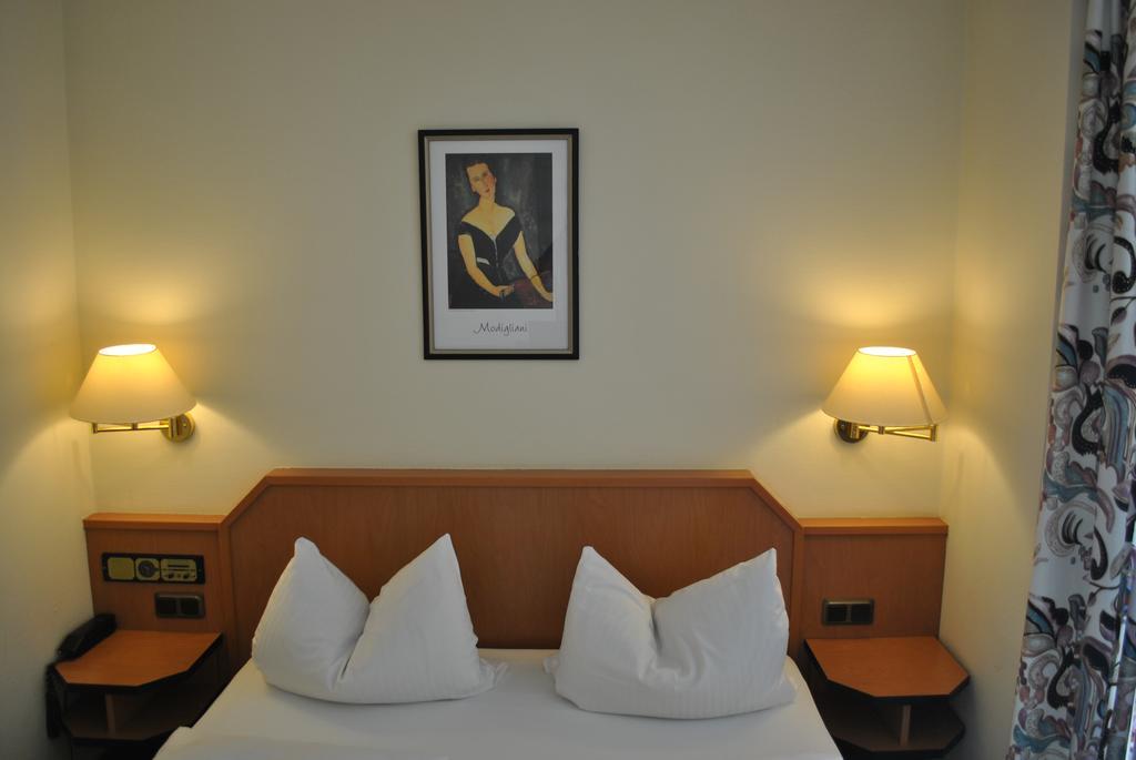 Hotel Garni Am Schaefersberg Niedernhausen Room photo