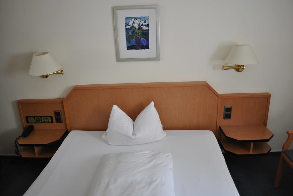 Hotel Garni Am Schaefersberg Niedernhausen Room photo