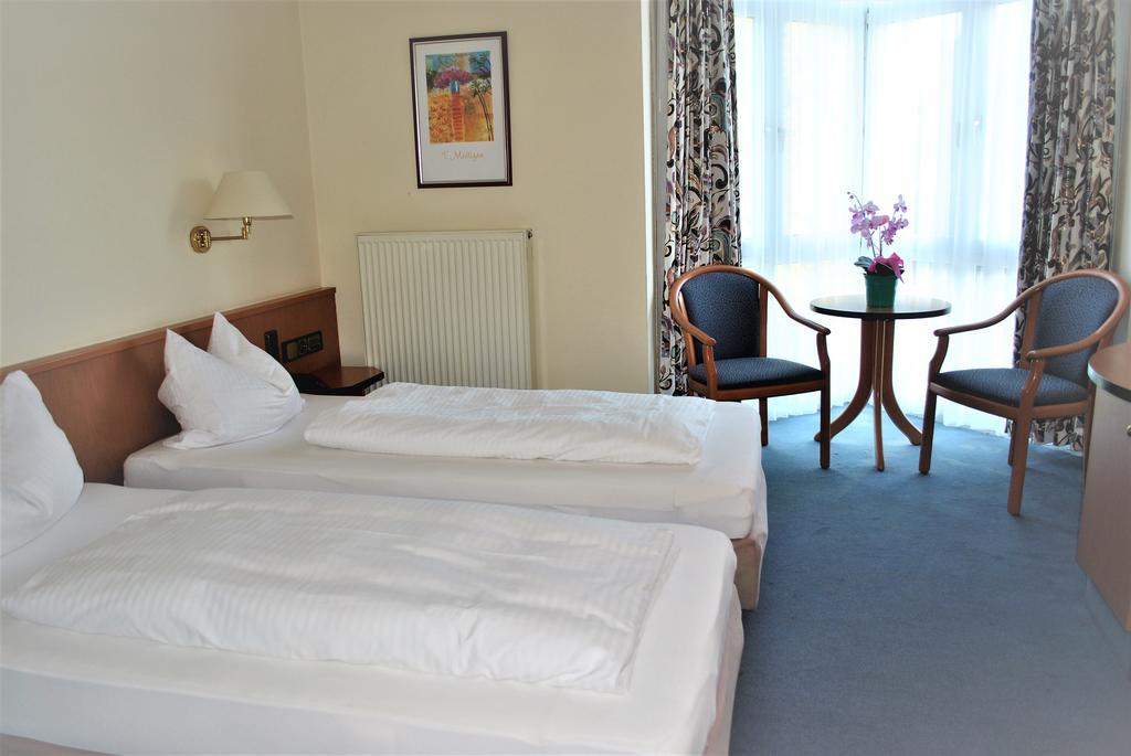 Hotel Garni Am Schaefersberg Niedernhausen Room photo