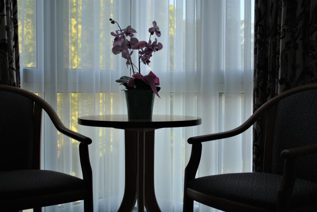 Hotel Garni Am Schaefersberg Niedernhausen Room photo